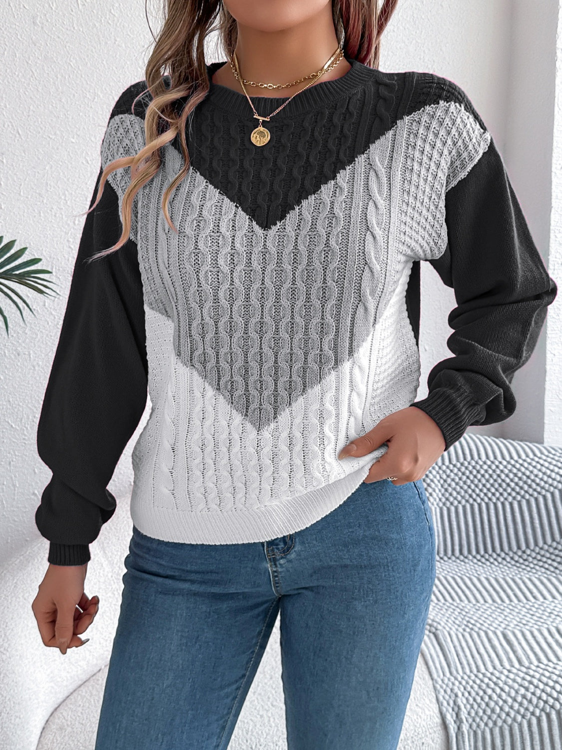 Contrast Round Neck Long Sleeve Sweater.